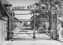 Auschwitz_gate_brama_1940s.webp