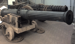 Mary_Rose_Guns_ForeBronzeCulverin_RearWroughtIronCannon.png