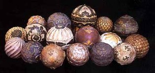 Wooden_Decorative_Balls.jpg