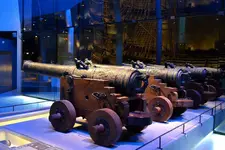 Three-bronze-cannons-in-the-Vasa-warship-museum.webp