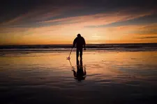 Man-with-Metal-Detector-at-Sunset-900.webp