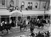 1900-parade.webp