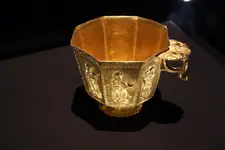 Octagonal_footed_gold_cup_from_the_Belitung_shipwreck,_ArtScience_Museum,_Singapore_-_2011061...webp