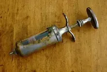 Vtg-Plated-Brass-VETERINARY-Farm-Animal-SYRINGE-OM.webp