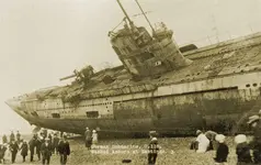 u-118-a-world-war-one-submarine-washed-ashore-on-the-beach-at-hastings-england-1.webp