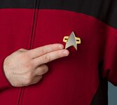 1a88_star_trek_voyager_communicator_badge_inuse.jpg