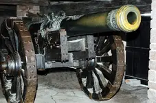 1200px-Cannon,_Château_du_Haut-Koenigsbourg,_France.webp