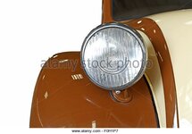 headlight-of-the-old-vintage-classic-car-f0h1p7.jpg