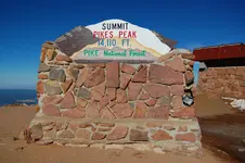 Pikes-Peak_Summit-Sign_2012-10-21.webp