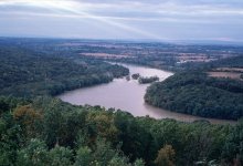 The_Ohio_river_running_between_Ohio_and_West_Virginia.jpg