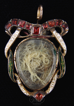 george-and-martha-washingtons-hair-in-locket.webp