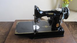 Antique+sewing+machines+010.jpg