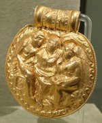 Bulla_d'oro_con_afrodite_tra_atunis_(adone)_ed_eros,_da_vulci,_350_ac_ca.jpg