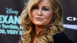 jennifer-coolidge-beugt-sich-neckisch-nach-vorne.webp