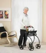 alte-frau-indoor-rollator-257x300.webp