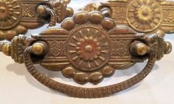 4-Antique-Medallion-dresser-Drawer-Pulls-Handles.jpg