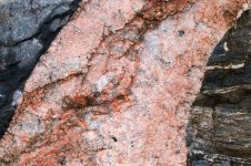 pink-white-quartz-vein-black-gneiss-rock-30278827.jpg