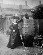 Niagara_Falls_barrel (1).webp