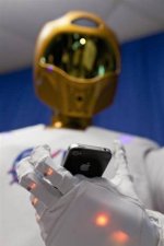 100803-Robonaut2Tweet-hmed-313p_grid-4x2.jpg