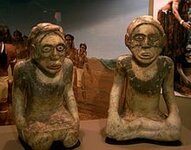 220px-Etowah_statues_HRoe_2007.jpg