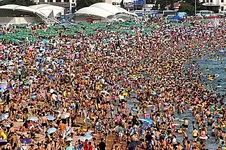 crowded-chinese-beach-during-heatwave1.webp