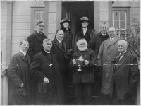 1021px-Loving_Cup_Presentation._Top_Row,_left_to_right,_Reverend_Harold_H._Kelley,_Mrs._J.E._Riv.jpg