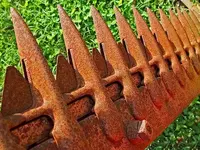 farm-equipment_sickle-bar-mower-teeth_bar-closeup_69kb_TN_postedbyBosnMate.webp