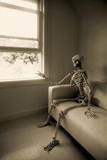 skeleton-waiting.jpg