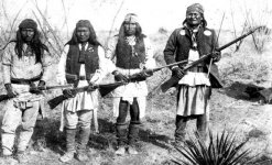 Apache_chieff_Geronimo_(right)_and_his_warriors_in_1886.jpg