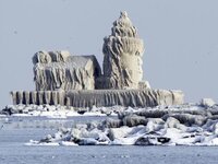 lighthouse-covered-in-ice-palace-cleveland-lake-erie-overview_30672_600x450.jpg