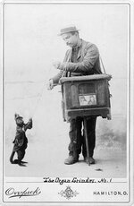 440px-Organ_grinder_with_monkey.jpg