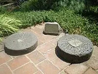 200px-Millstones_at_El_Molino_Viejo.webp