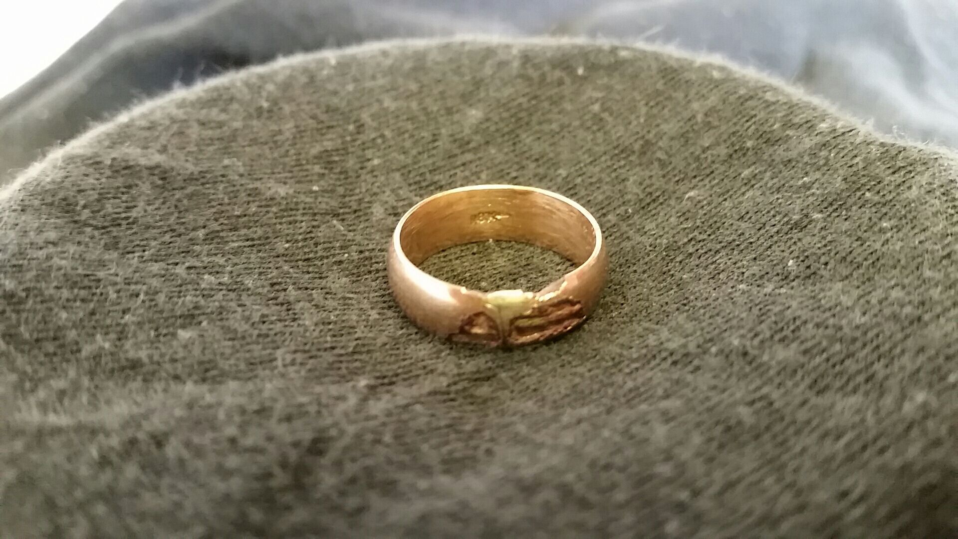 18k gold ring with an odd crusty spot