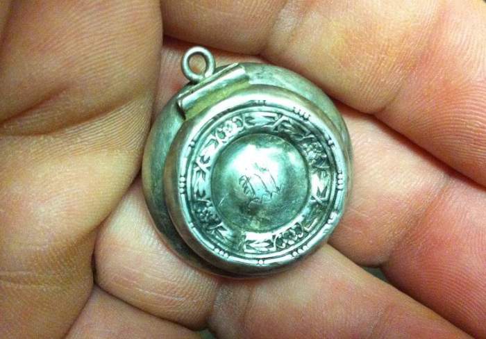 1900 Locket - Old Locket Filled with Coins...appear to all be wheat pennies.  Can't remove the coins though...they were forced inside.