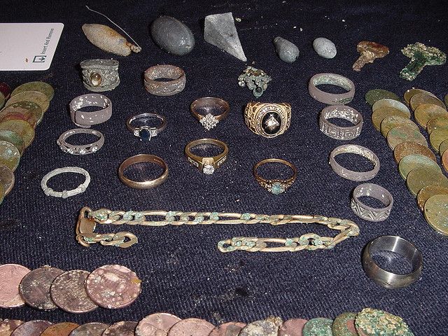 BEST DAY EVER FOR RING FINDS - FROM ONE DAYS HUNT IN FLORIDA WATERS - 16.
 6 GOLD - 9 SILVER - 1 JUNK SS
BRACELET IS 10K