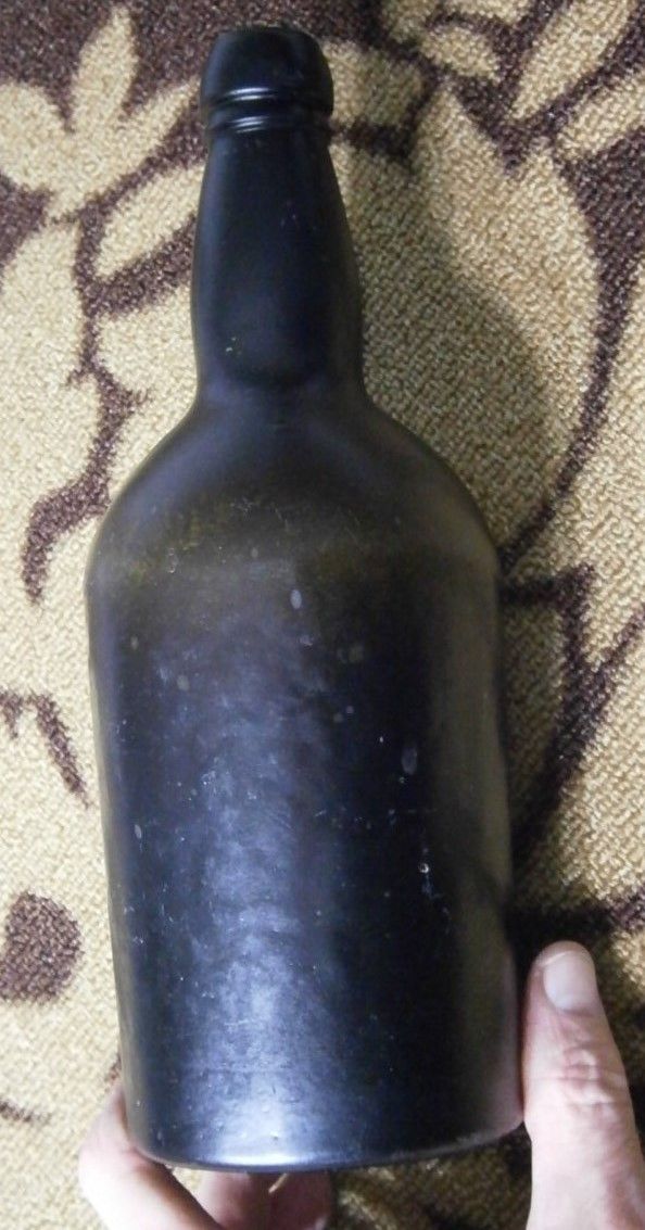 black glass bottle 1600s Dutch