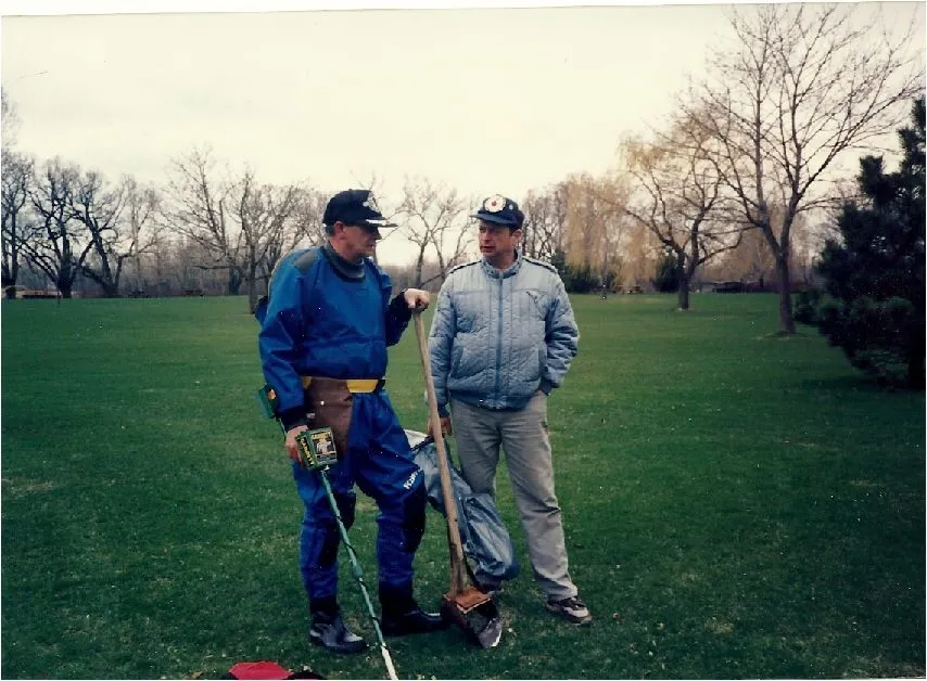 dry suit for colder water 1992, borrowed his detector for the photo, mine was too far away.