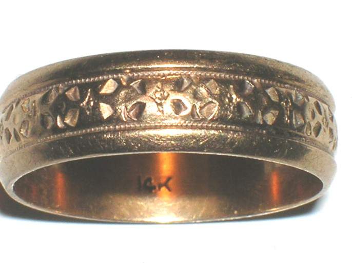 Fancy Gold Ring - This Fancy gold wedding band is 14k.