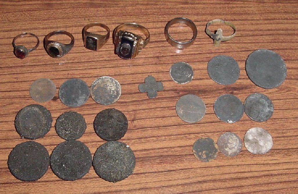 KEEPERS FROM CAPE COD 10/7/12 - 4 GOLD RINGS - A SILVER HALF - 4 SILVER QUARTERS - 2 SILVER DIMES AND 2 BUFFALO NICKELS