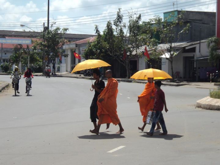 monks in tra vinh