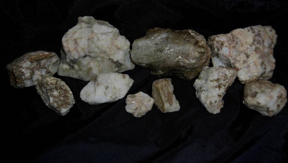 qrtz1 Here are some other Promising quartz rocks that were promising but also contain some Pyrite and what seems to be Gold.