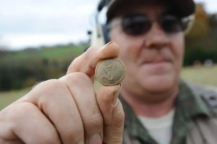 Script I Confederate Button - Here is a picture of me holding a button I found October of 2009 at a DIV hunt. I found it near Brandy Station in Culpep