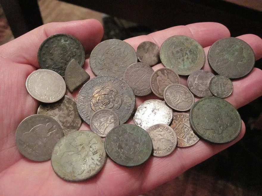 SMALL SAMPLE OF SOME OLDER COINS FROM THE 1600-1800'S 
MANY FOUND AT CELLARHOLES OR FARM FIELDS IN NEW ENGLAND