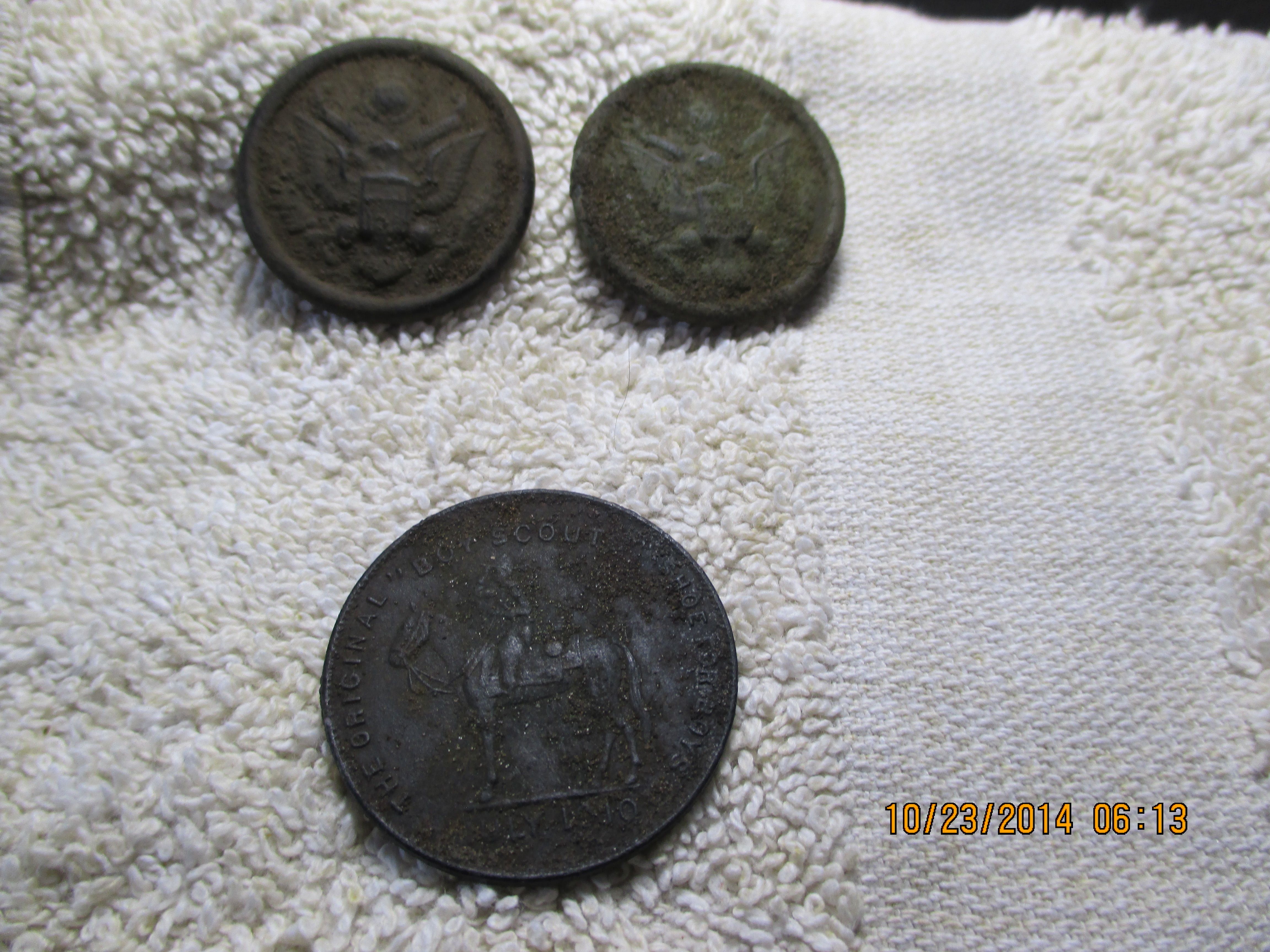 WW1 Military buttons and an 
Excelsior shoe token