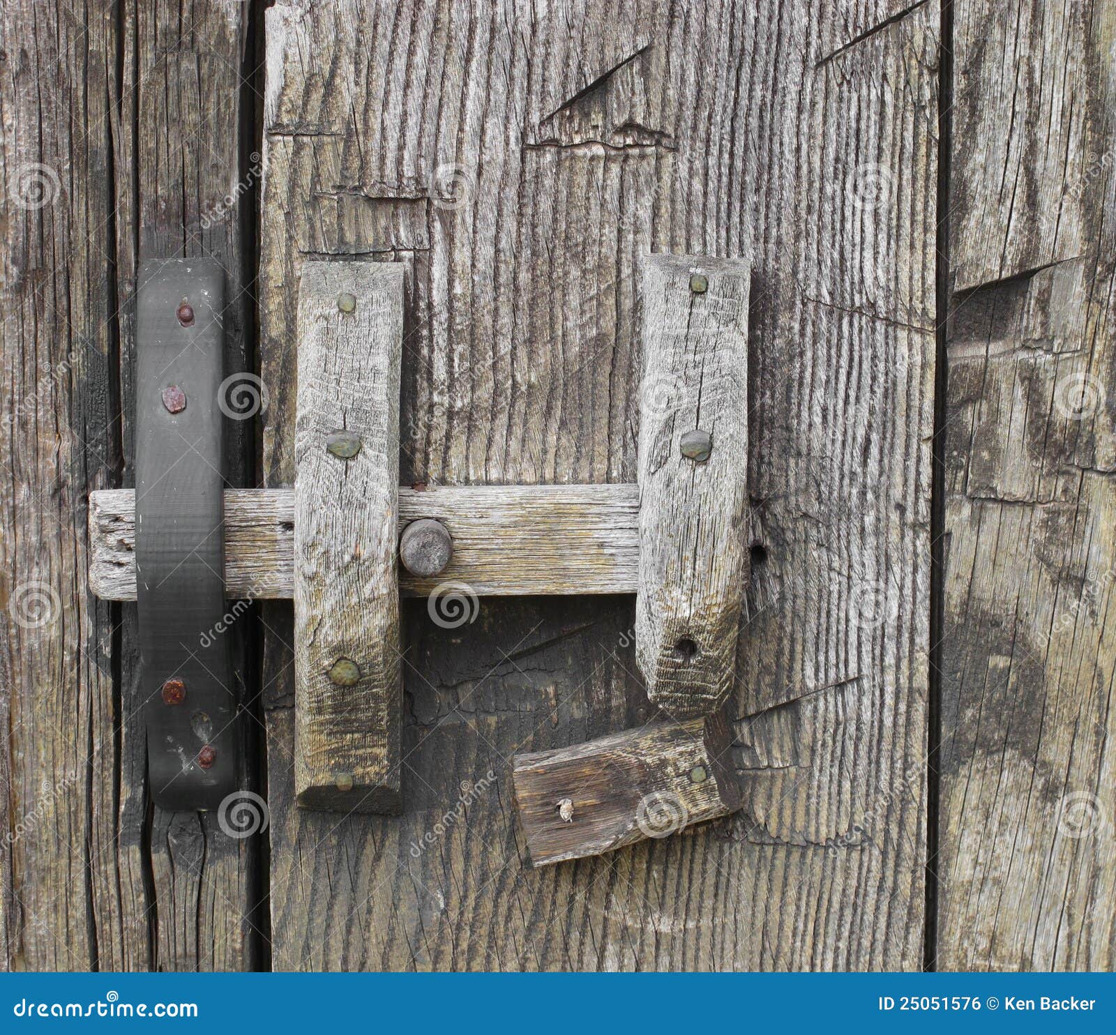 old-rustic-wooden-door-latch-25051576.jpg