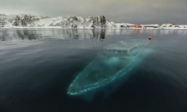 Sunken-yacht-in-Antarctica.jpg