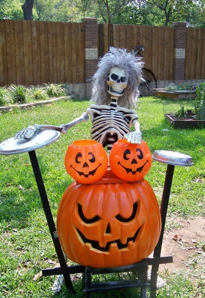 Funny-Skull-Halloween-Outdoor-Decorations.jpg