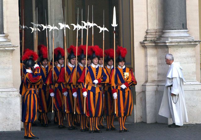 gty_vatican_city_outside_guard_thg_130226_wblog.jpg